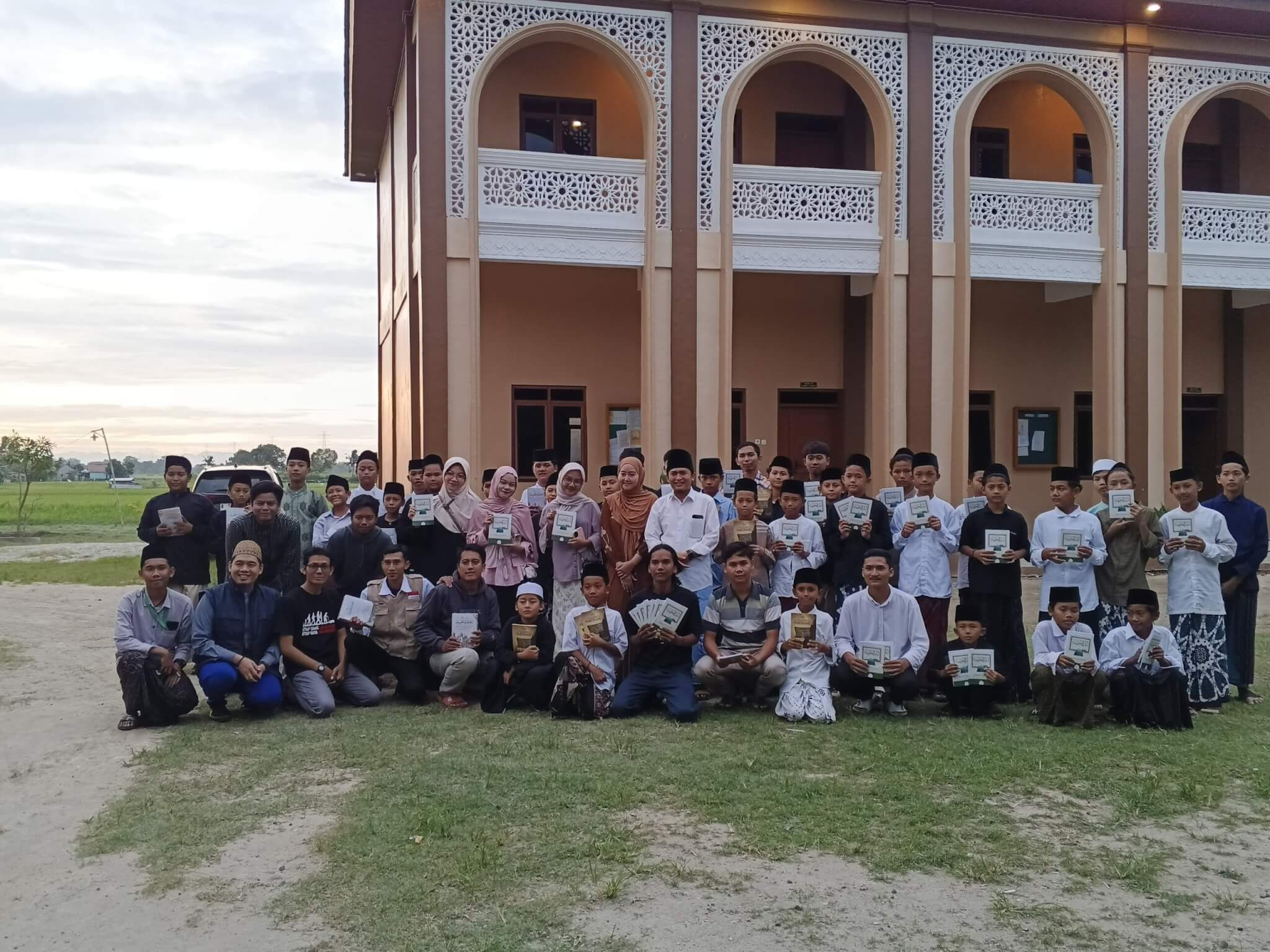 FIMURA Salurkan Ratusan Kitab Kuning, Al-Qur’an, dan Iqra untuk Pesantren di Serang Utara