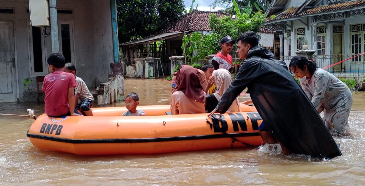Dikepung Banjir Berhari-hari, Aktivitas Warga Sukamaju Kabupaten Serang Lumpuh