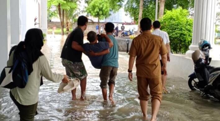 RSUD Kota Serang Kebanjiran, Pasien Digotong Keluar Ruangan