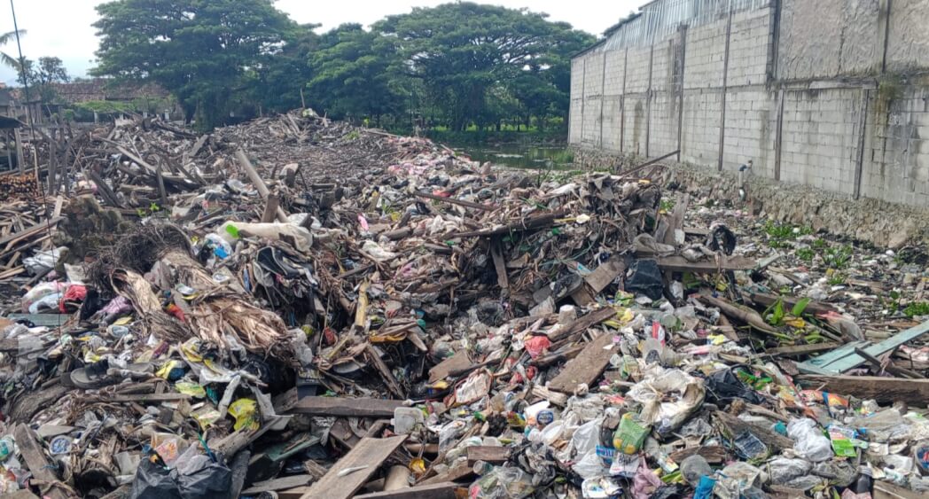 Sampah Kian Menumpuk Penuhi Bekas Lokasi Penertiban Kali Kroya Kota Serang