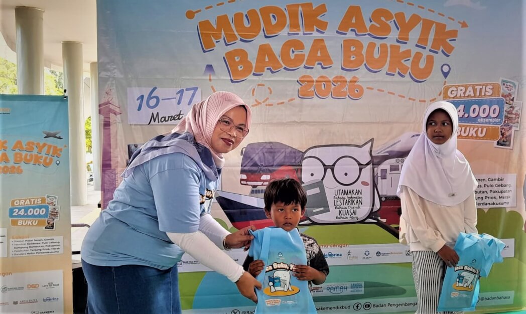 Mudik Asik Baca Buku, Ribuan Buku Dibagikan di Terminal Pakupatan, Kota Serang